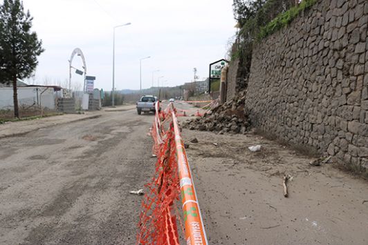 Diyarbakır'da istinat duvarı çöktü 