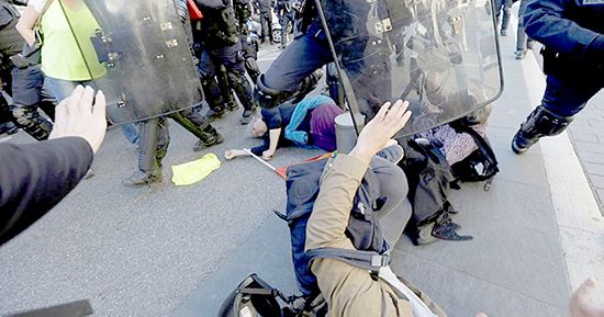 Sarı yelekli sivil polisler, eylemcileri gözaltına aldı