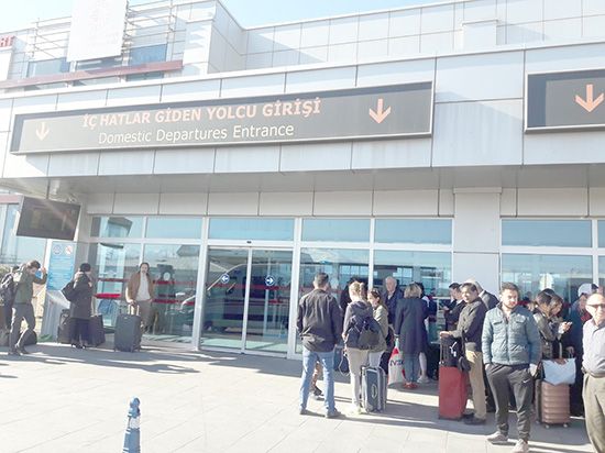 Kayseri Havalimanı'nda silah sesleri: 2 polis yaralı