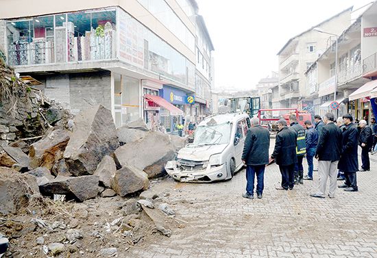 Bitlis'te araçların üzerine kaya parçaları düştü