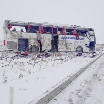 Konya'da yolcu otobüsü devrildi: 1 ölü, 17 yaralı