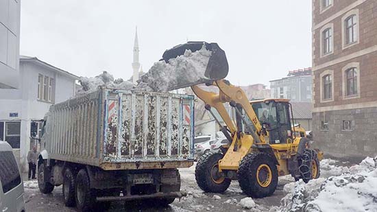 Nisan'da kar yağışı süren Karlıova'da 5 bin kamyon kar taşındı 