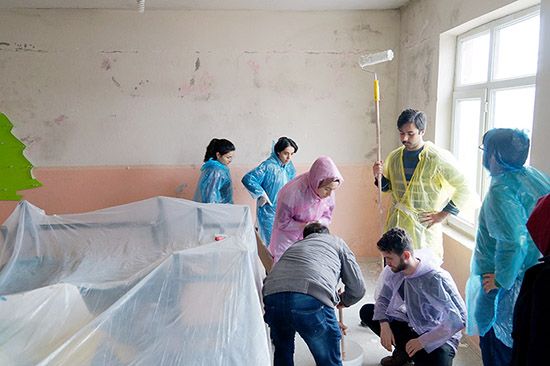 Ankara’dan gelip köy okulunu boyadılar