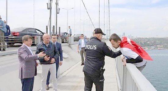 Köprüde intihar etmek isteyen kişiyi Ahmet Davutoğlu ikna etti