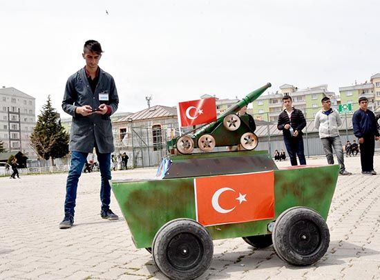 Lise öğrencisi, insansız tank yaptı