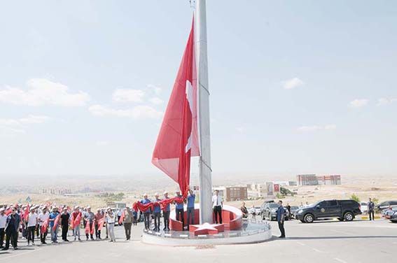 Batman'da 96 metrekarelik Türk bayrağı dalgalanmaya başladı