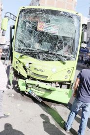 Diyarbakır'da halk otobüsü ile iş makinesi çarpıştı: 5 yaralı