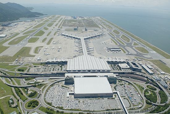 Hong Kong havalimanı yeniden uçuşlara açıldı