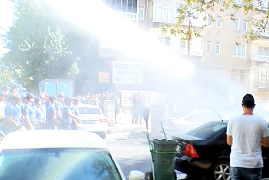 Diyarbakır'da izinsiz gösteriye polis müdahalesi 30 gözaltı