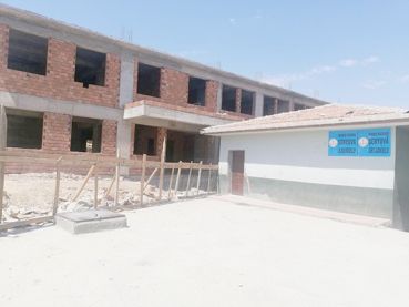 Durdurulan okul inşaatına vatandaşlardan tepki  