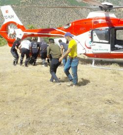 Ambulans helikopter ile kurtarıldı