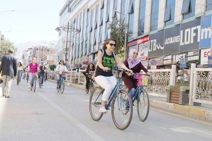 Van'da kadınlar süsledikleri bisikletlerle şehir turu attı