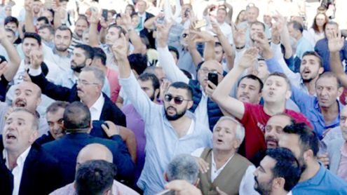 Karamollaoğlu ülkücü grup tarafından protesto edildi