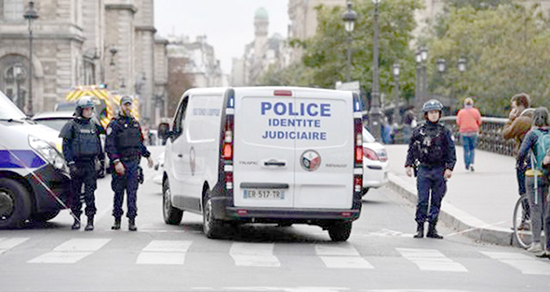 Fransa’da polis merkezine bıçaklı saldırı: 4 ölü