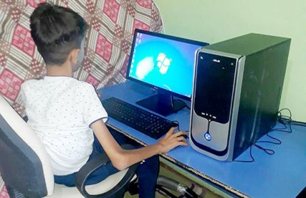 Siirt'te bedensel engelli öğrenciye bilgisayar desteği