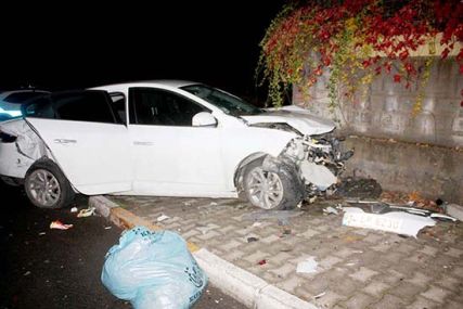 Ticari araçla kafa kafaya çarpışan otomobilin bir sitenin duvarına çarptı 
