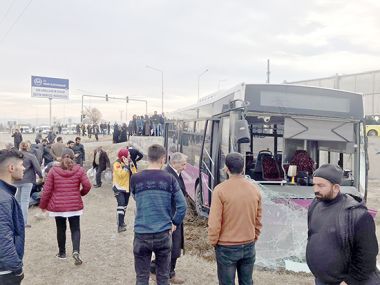 Van'da belediye otobüsü kamyona çarptı: 19 yaralı