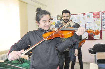 Çocuklar İçin Çal Derneğinden Suriye sınırındaki okula müzik sınıfı 