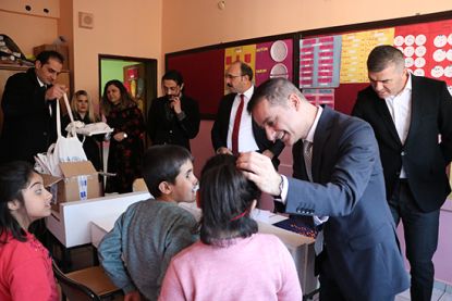 Diyarbakır'da görme engelli 50 öğrenciye Braille tableti hediye edildi