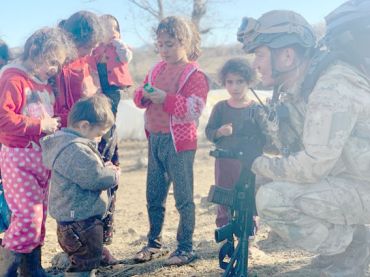 Asker şefkati çocukları mutlu etti 