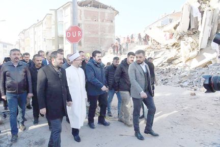 Diyanet İşleri Başkanı Erbaş depremzedeleri ziyaret etti