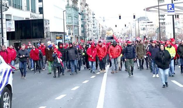Brüksel'de binlerce kişi sosyal haklar için sokağa döküldü