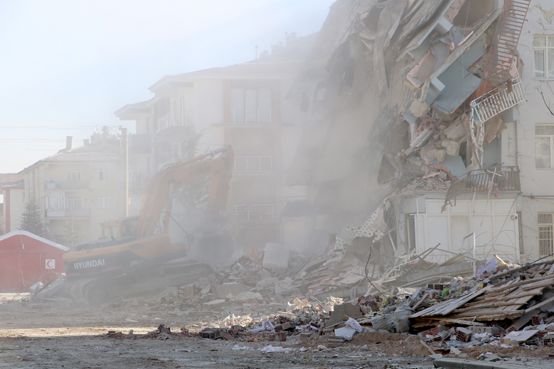 Elazığ'da depremde hasar gören bina çöktü