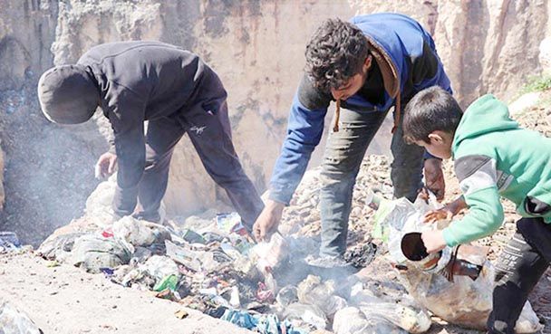 İdlibli Ali Bekir, 6 kardeşine topladığı plastik atıklarla bakıyor