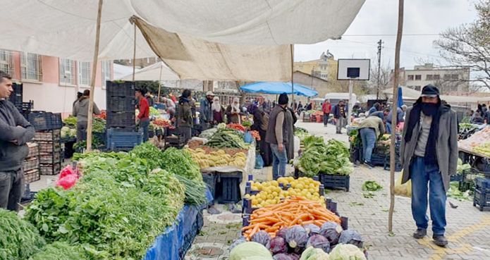 Ergani'de semt pazarları okul bahçelerinde kuruldu