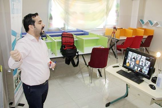 Diyarbakır'da öğretmenler 'canlı sınıfta' öğrencileriyle buluştu