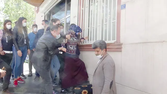 Diyarbakır’da HDP il binası önünde gergin anlar