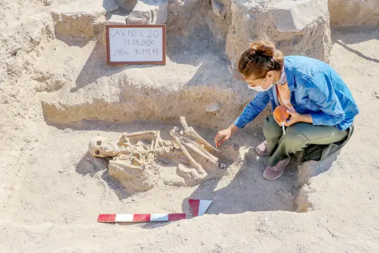 Takılarıyla gömülen Urartulu kadın mezarı