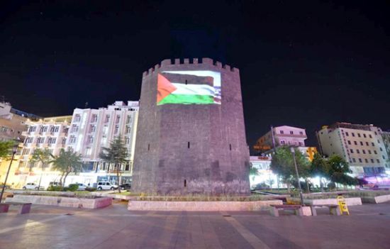 Filistin bayrakları asıldı