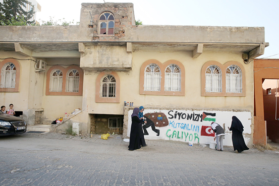 Mardinli üniversite öğrencileri Filistin'e destek için grafiti çizdi