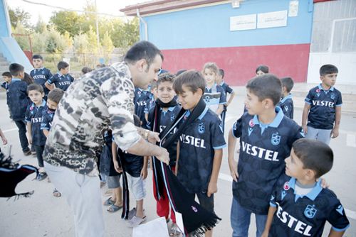 Öğrencilere Trabzonspor forması