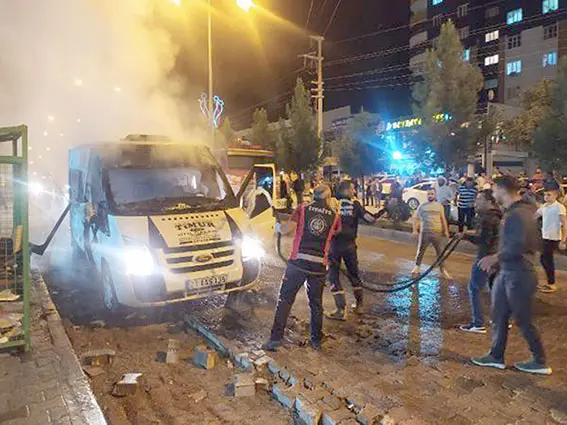 Silvan´da park halindeki minibüs, içindeki 25 bin TL´lik kıyafet yandı
