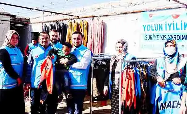 Diyarbakır'da Suriye'ye 6 tır insani yardım gönderildi