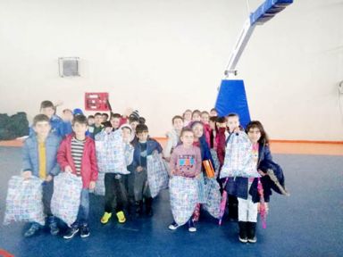 Dicle'de öğrencilere kışlık giysi yardımı 