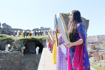 Diyarbakır Surlarında kadın ezgileri