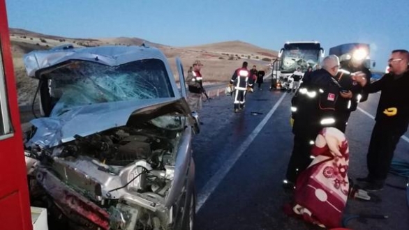 Sivas'ta yolcu otobüsü hafif ticari araçla çarpıştı: 2 ölü, 4 yaralı