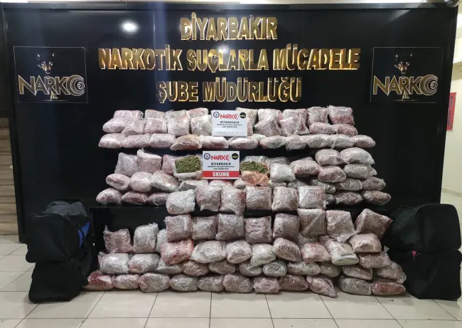 Diyarbakır'da ev eşyalarının arasında 104 kilogram uyuşturucu ele geçirildi