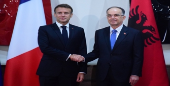 Macron, Arnavutluk Cumhurbaşkanı Begaj tarafından törenle karşılandı