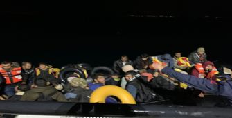 Ayvalık açıklarında 126 düzensiz göçmen yakalandı