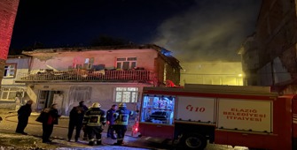 Elazığ'da binanın çatısında çıkan yangın söndürüldü