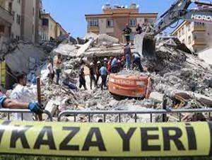 Gaziantep'te ağır hasarlı binanın iş makinesi üzerine devrildi