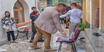 Gazzeli çocuklar için cuma namazı çıkışında yardım toplandı 