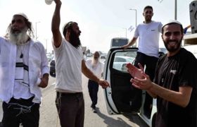 (Video) İsrailliler, askerlerle dans etti