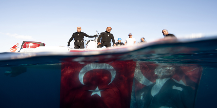Dalgıçlar 9 Eylül vapuru batığında Türk bayrağı açtı