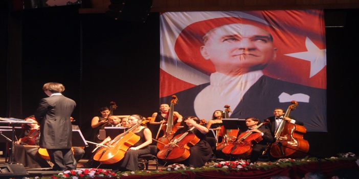 Mersin'de MDOB ile ÇDSO'dan Cumhuriyet'in 100. yıl dönümüne özel konser
