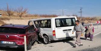 Malatya'da minibüs ile otomobilin çarpışması sonucu 5 kişi yaralandı